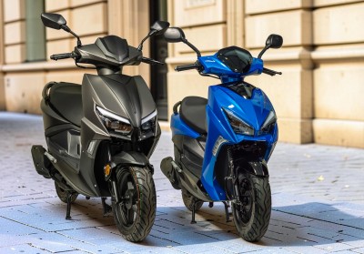 Comparaison visuelle des roues 10 pouces et 12 pouces sur deux scooters urbains similaires, stationnés côte à côte, sans marque visible.