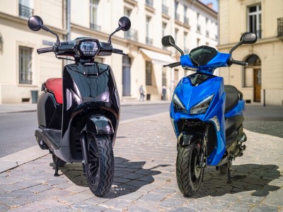 TNT Motor Dixon et Yolo côte à côte: design moderne anguleux vs look rétro, vue 3/4 avant en rue européenne