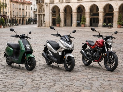 Scooter 50cc, moto 50 à boîte et moto 50 automatique alignés de trois-quarts avant sur une place pavée européenne.