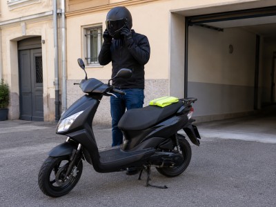 Scooter 50cc stationné avec papiers et casque, vérification après retrait de permis