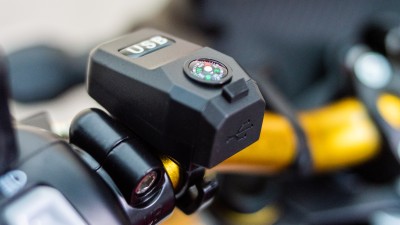 Prise USB intégrée au guidon de la ECCHO STRIKE 50