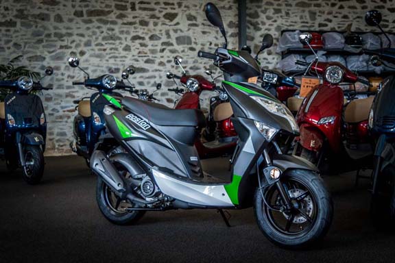 Scooter électrique pas cher - Achat scooter 50 et 125 - Feu Vert