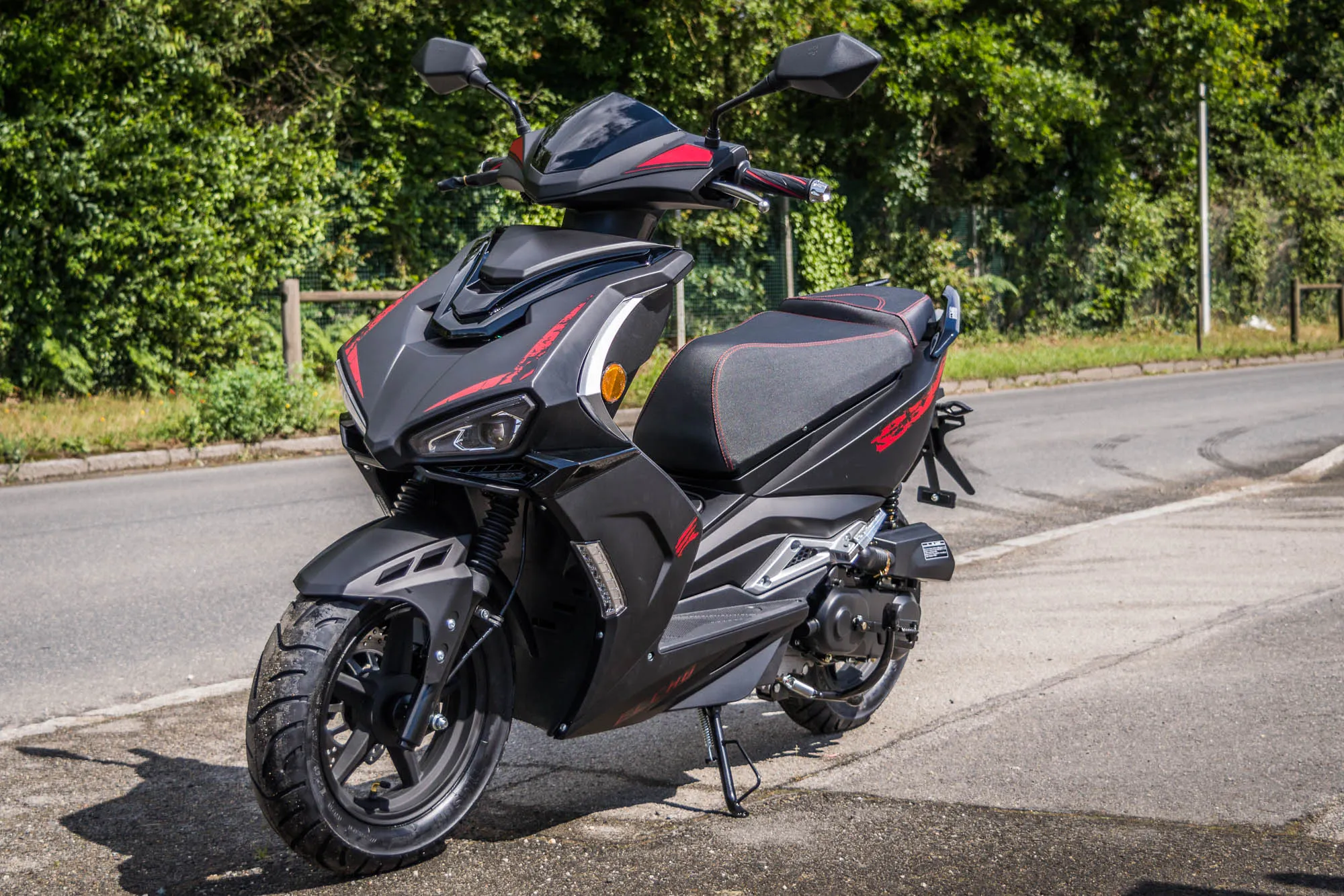 ECCHO FAST BLACK II – Le scooter 50 sportif au style racing