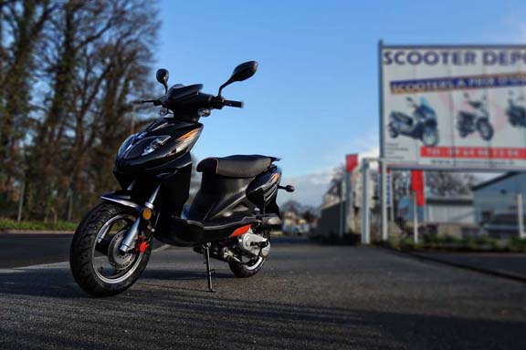 Un Scooter Avec Une Lumière Bleue à L'arrière.